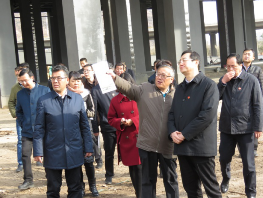 省委常委、西寧市委書記王曉在青海省物產(chǎn)集團(tuán)總公司黨委書記、總經(jīng)理王玉輝陪同下，深入青海物產(chǎn)朝陽(yáng)物流園區(qū)。