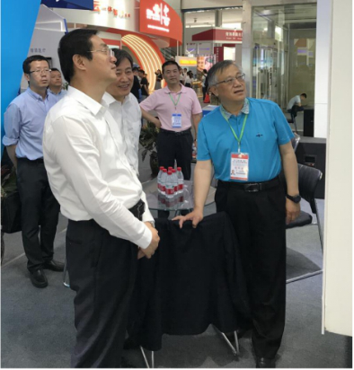 省委常委、西寧市委書記王曉蒞臨第十九屆青洽會(huì)青海物產(chǎn)展位參觀